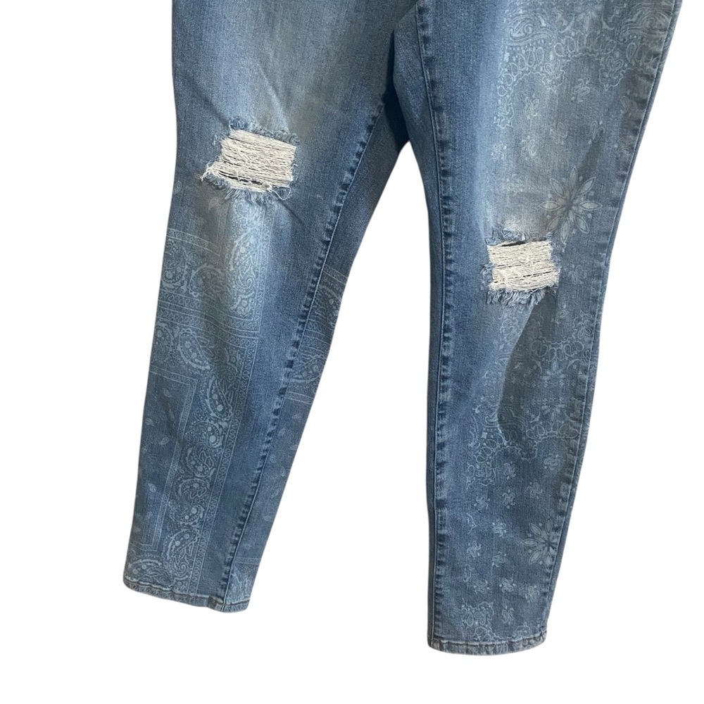 Judy Blue Light Wash Distressed Mid Rise Bandana Western Boyfriend Fit 13/31 - Picture 3 of 9